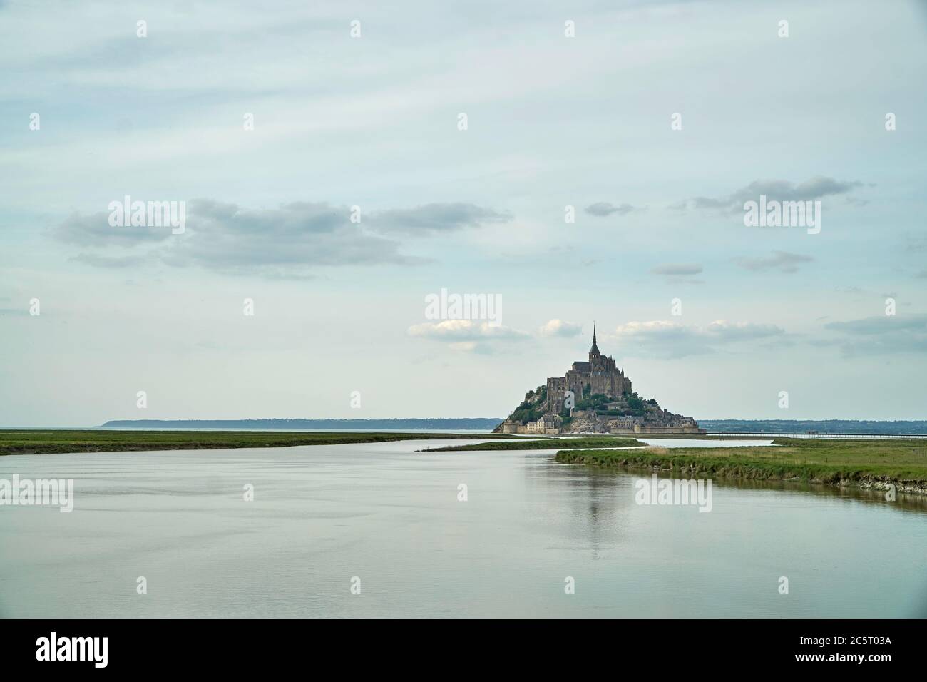 Mont St. Michel mit vollem Fluss Couesnon Stockfoto