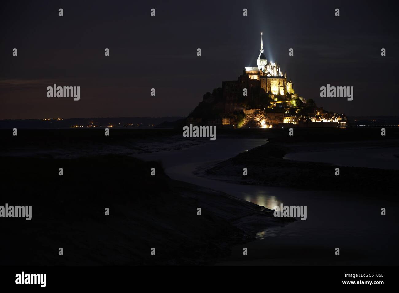 Mont St. Michel bei Ebbe in der Nacht Stockfoto