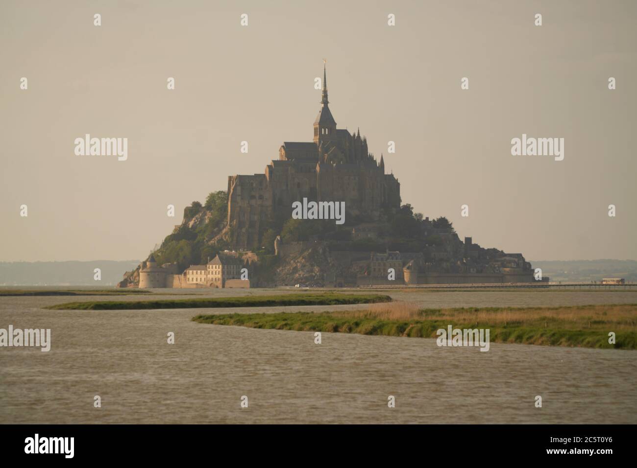 Mont St Michel am Abend bei Flut Stockfoto