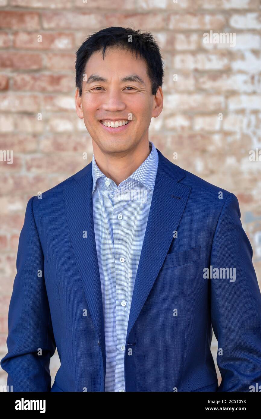 Ein lachender erwachsener Asiatischer in San Diego, Kalifornien Stockfoto