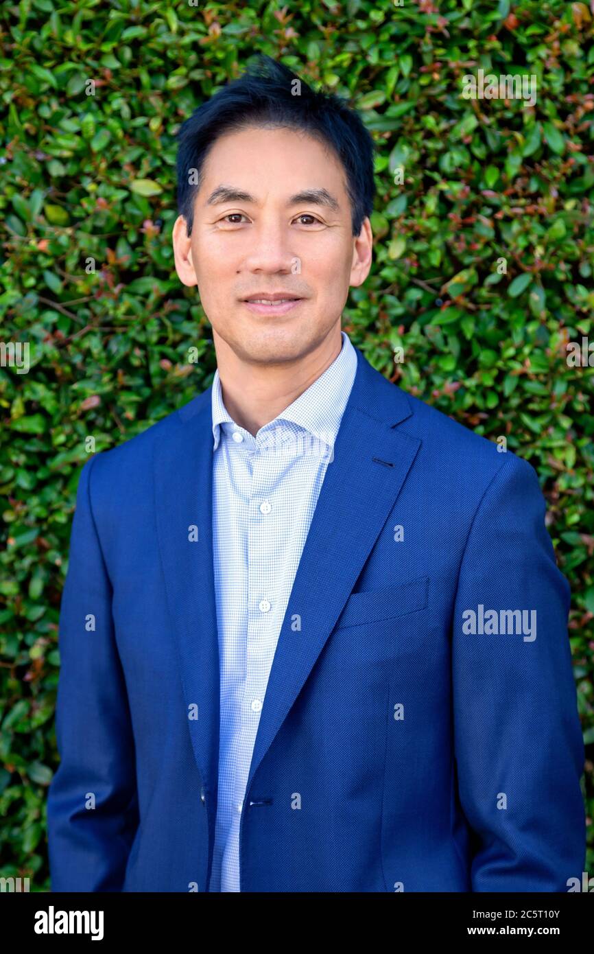 Ein eleganter erwachsener asiatischer Mann, San Diego, Californiaplant; Busch; Büsche; Stockfoto