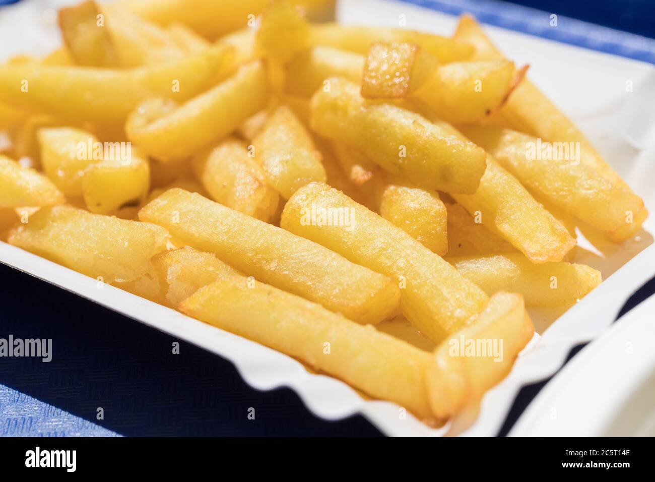 Frittierte Pommes frites, serviert auf einem Papptablett Stockfoto