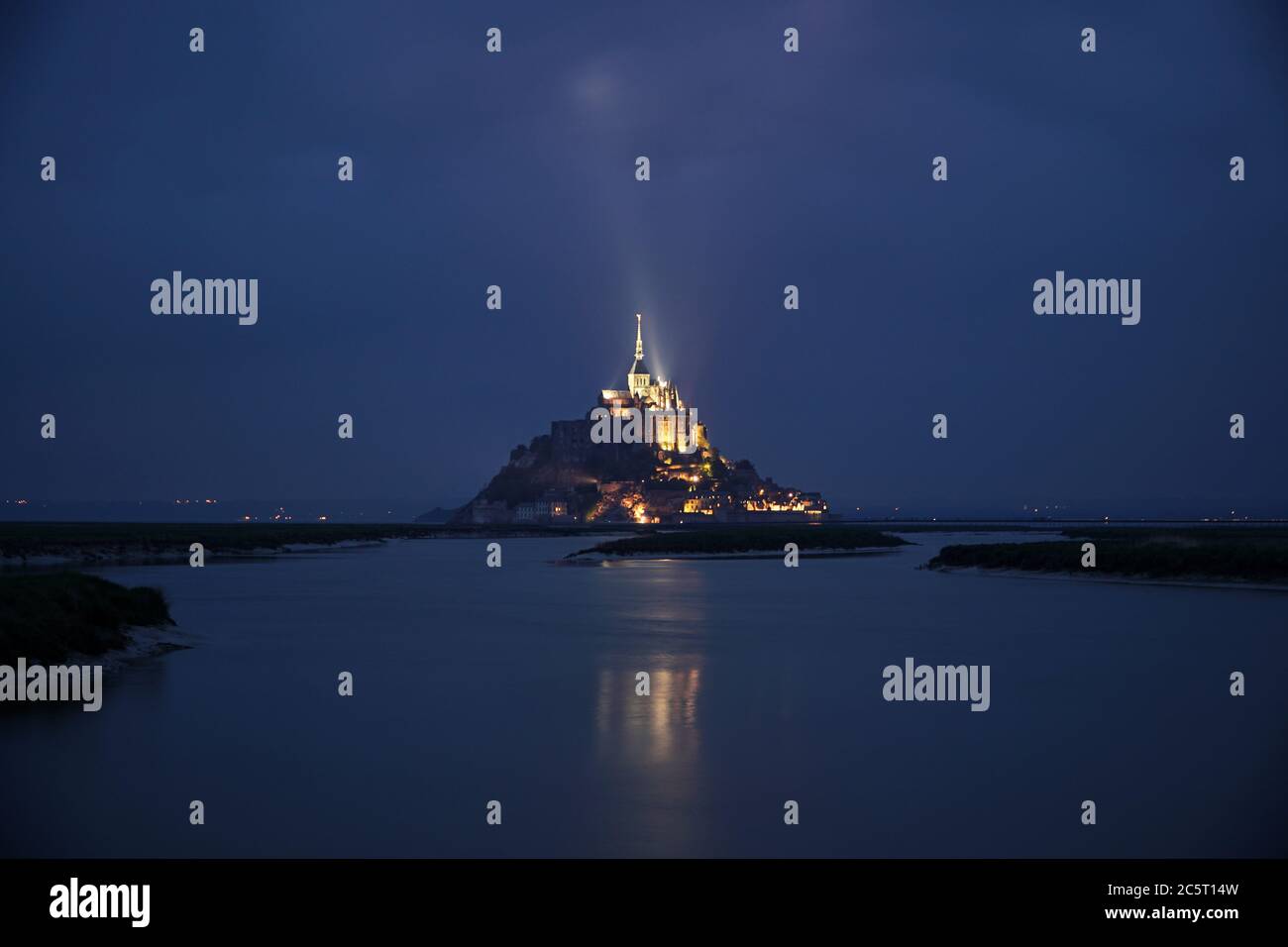 Abenddämmerung am Mont St Michel mit beleuchteter Wolke Stockfoto