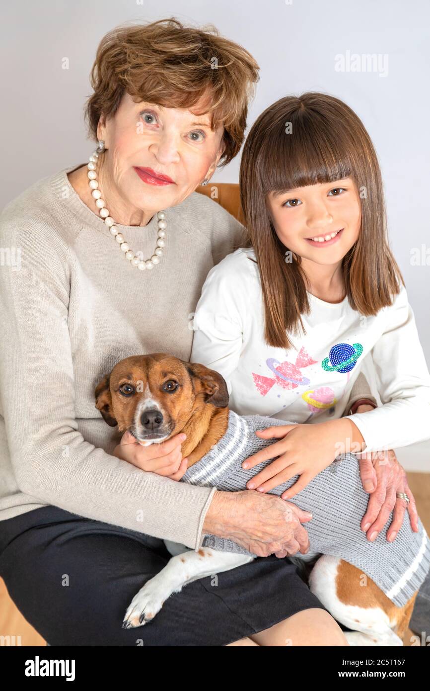 Eine Urgroßmutter mit ihrem Urenkind und ihrem Haustier Stockfoto