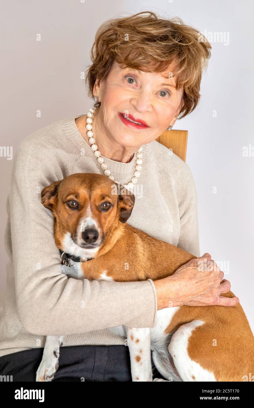 Achtundachtzig Jahre alte Frau mit ihrem Hund Stockfoto