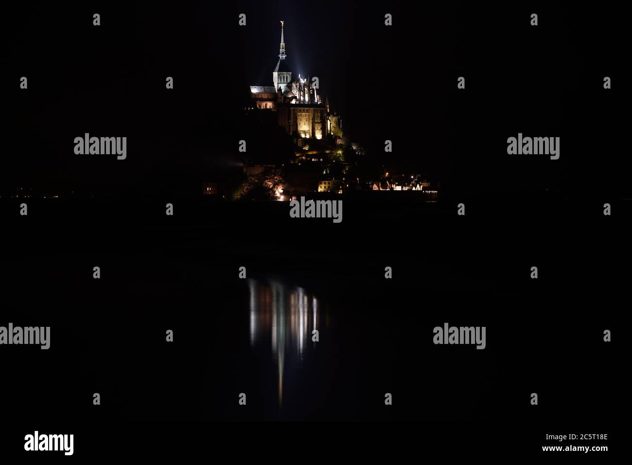 Mont St Michel mit Spiegelfluss bei Nacht Stockfoto