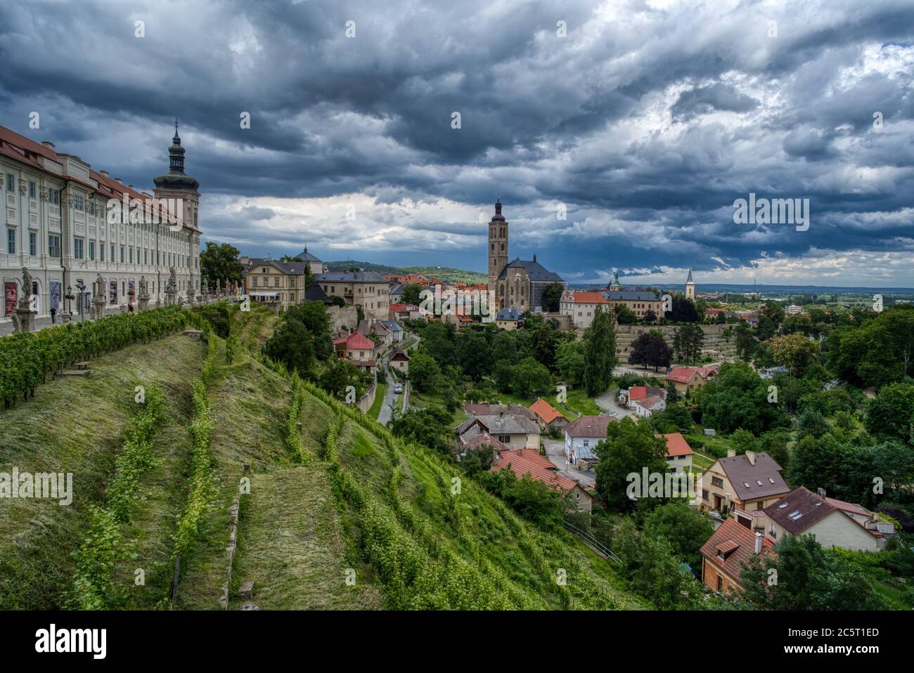 Architektur in Kutna Hora, Böhmen. Dramatischer Himmel. Stockfoto