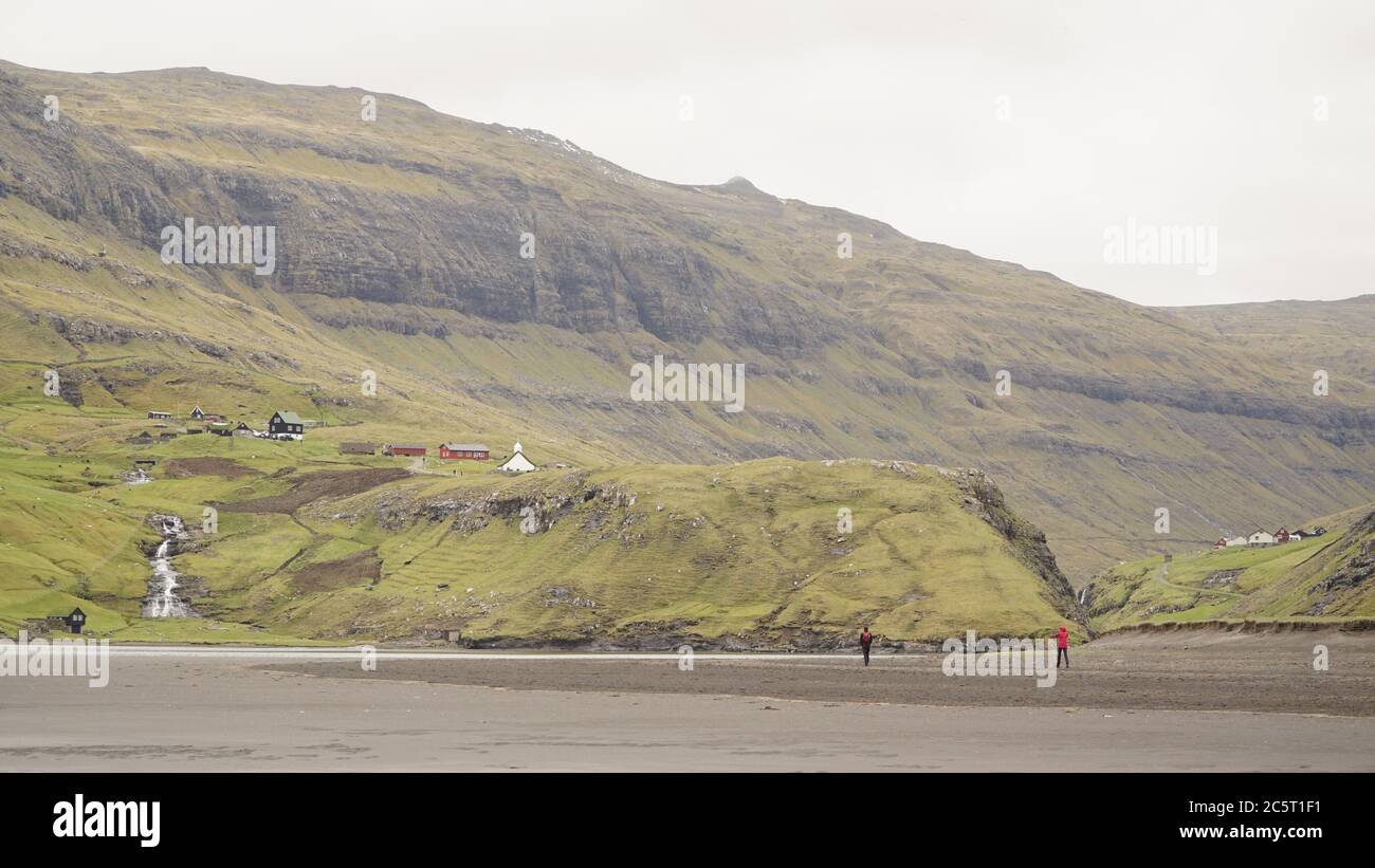 Grüne Berglandschaft am schwarzen Strand bei saksun Dorf auf den Färöer Inseln, Dänemark. Stockfoto