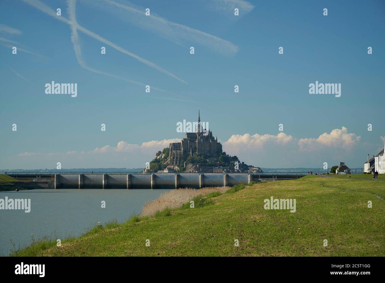 Mont St. Michel und sein Wehr Stockfoto