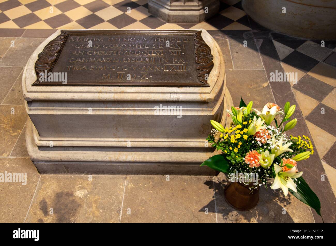 Wittenberg / Deutschland - 26. Februar 2017: Martin Luther Grab in Allerheiligen Kirche (Schlosskirche) in Wittenberg, Sachsen-Anhalt, Deutsch Stockfoto