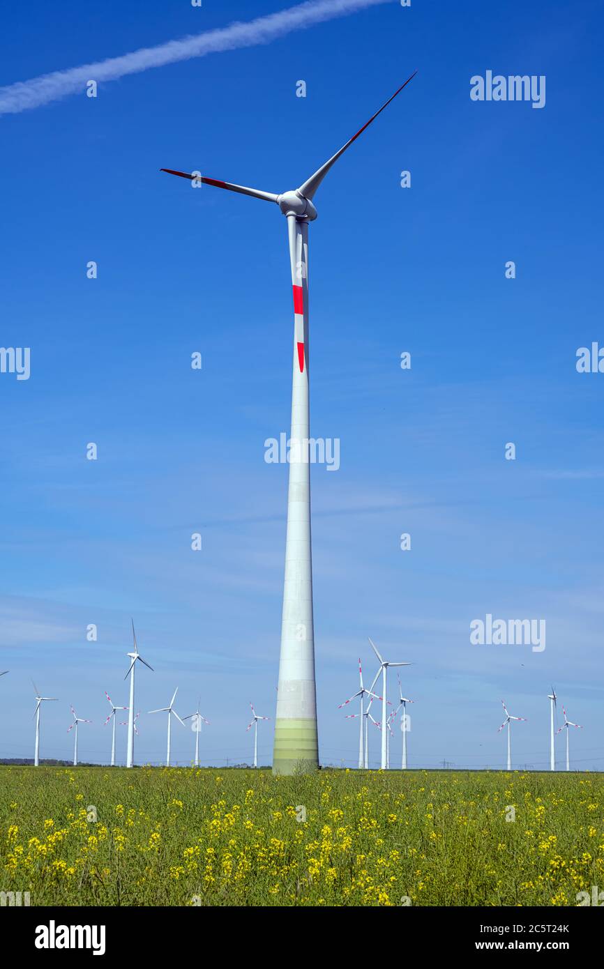 Moderne Windkraftanlagen im ländlichen Deutschland Stockfoto