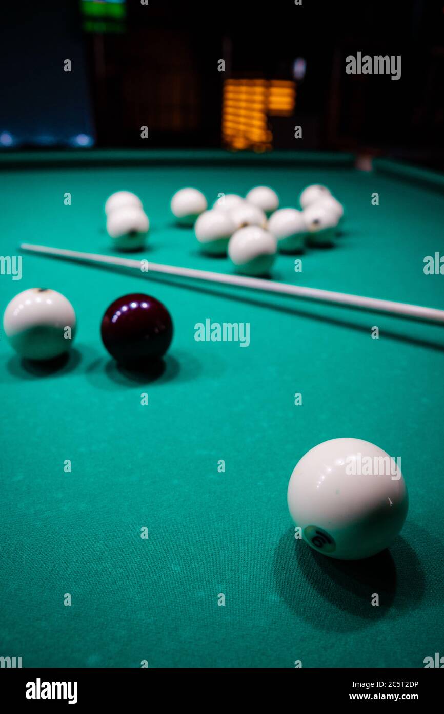 Das Spiel der russischen Billard. Billardkugeln auf Spieltisch. Stockfoto