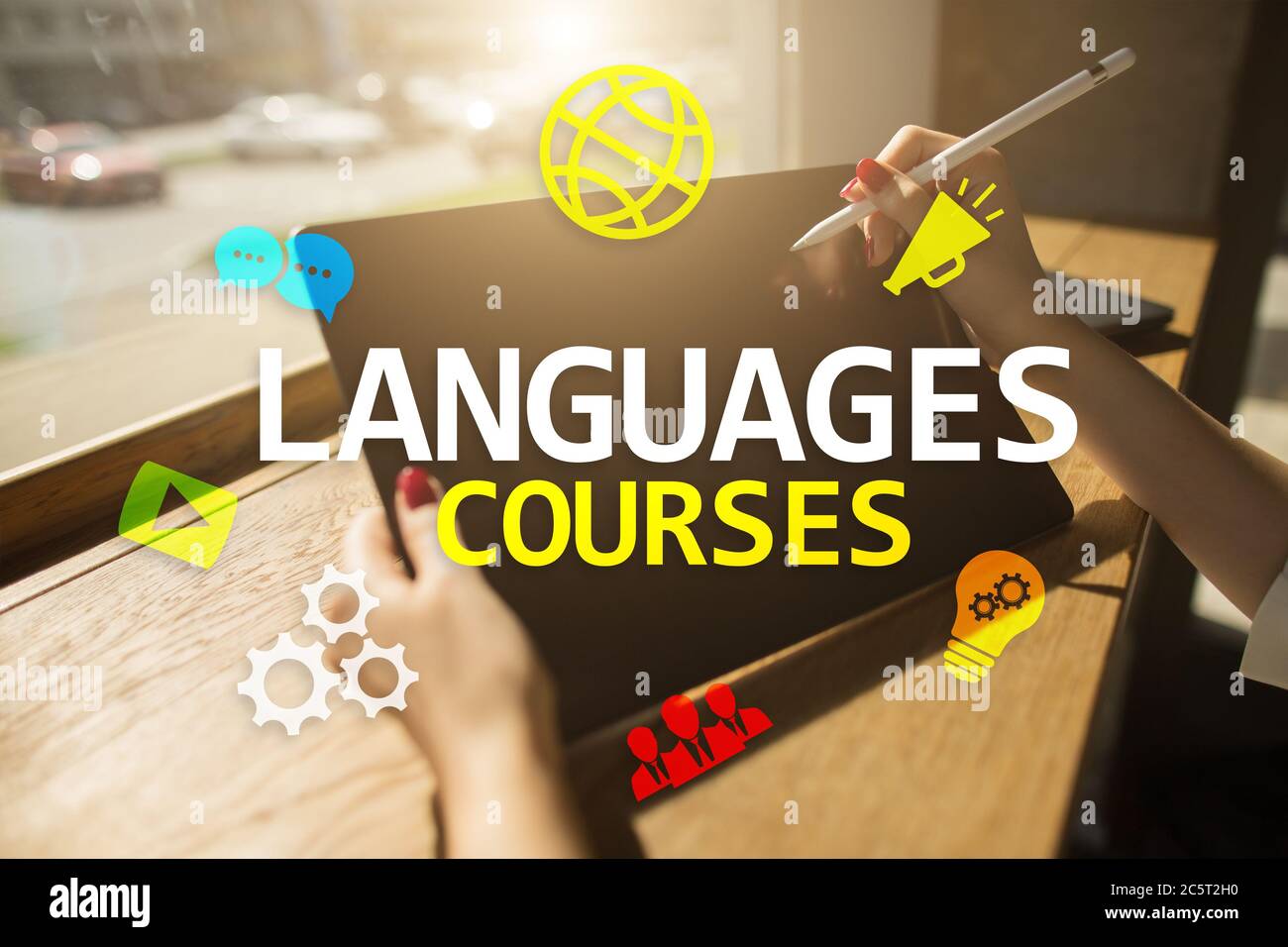 Sprachkurse, Online-Lernen, Englischunterricht, E-Learning-Konzept auf virtuellem Bildschirm Stockfoto