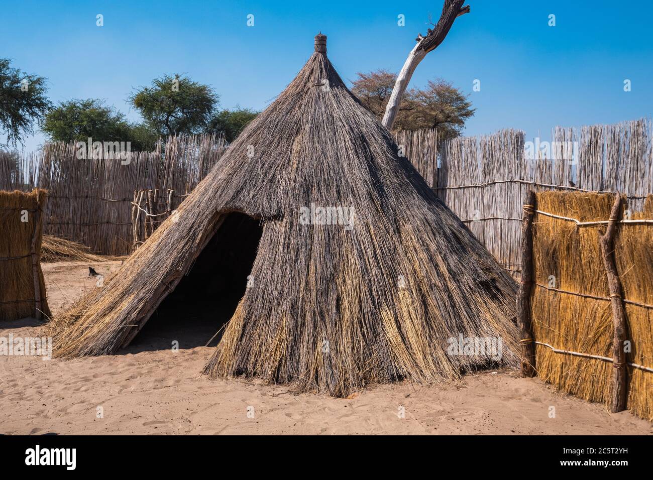 Rundhütte von Mafwe Tribe in Caprivi, Namibia, Afrika, eine traditionelle primitive Habitation aus Schilf und Stroh Stockfoto