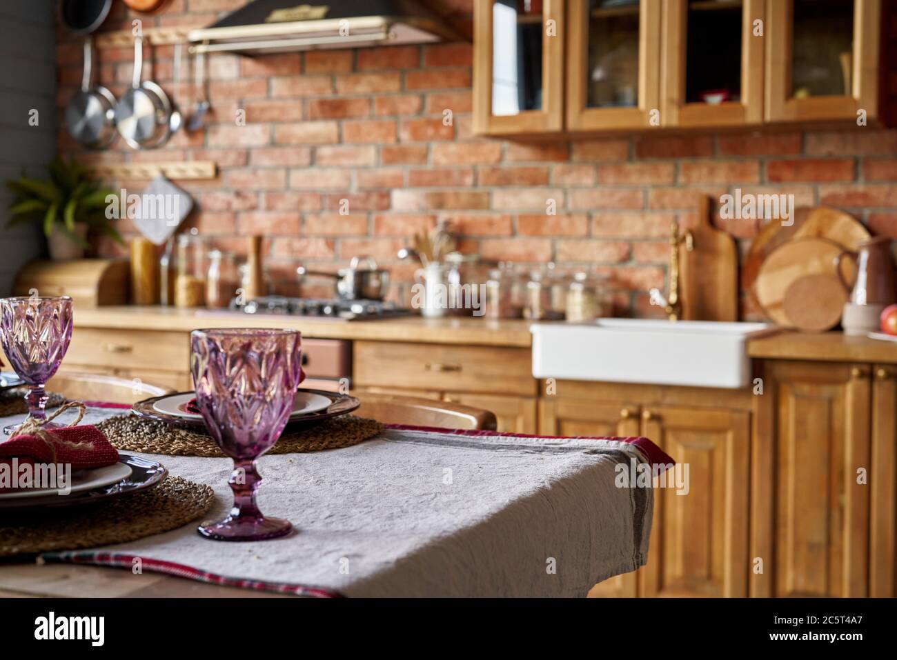 Verblurte Küche Hintergrund Innenraum. Modell. Stockfoto