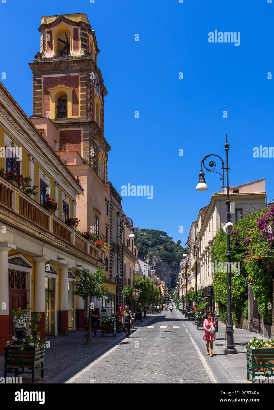 Sorrento, Kampanien, Italien, Juni 2020 – Blick auf Corso Italia, die Fußgängerzone in der Altstadt von Sorrento Stockfoto