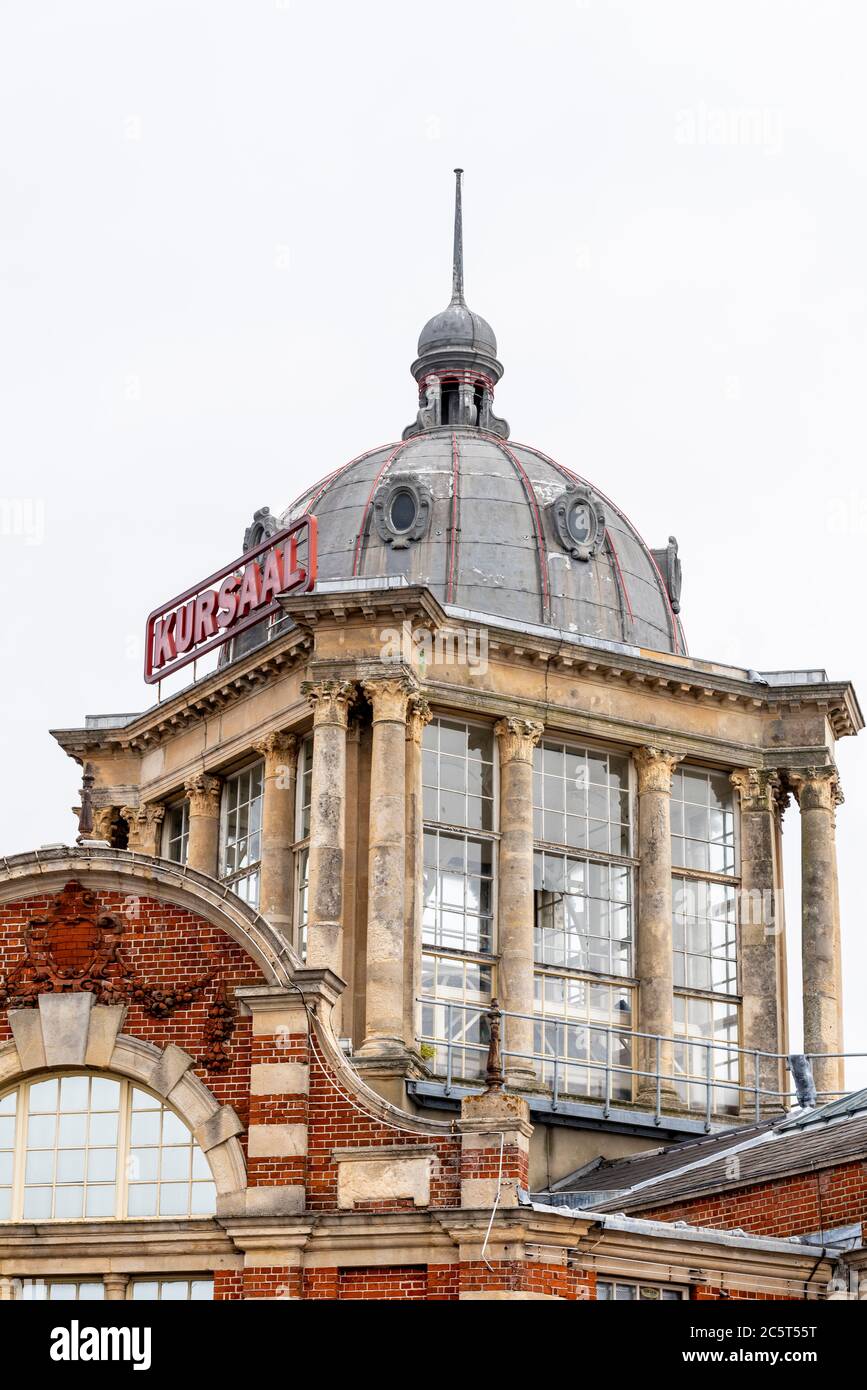 Kursaal Veranstaltungsort in Southend on Sea, Essex, Großbritannien. Geschlossenes und verfallendes historisches Gebäude in grauem Himmel Stockfoto