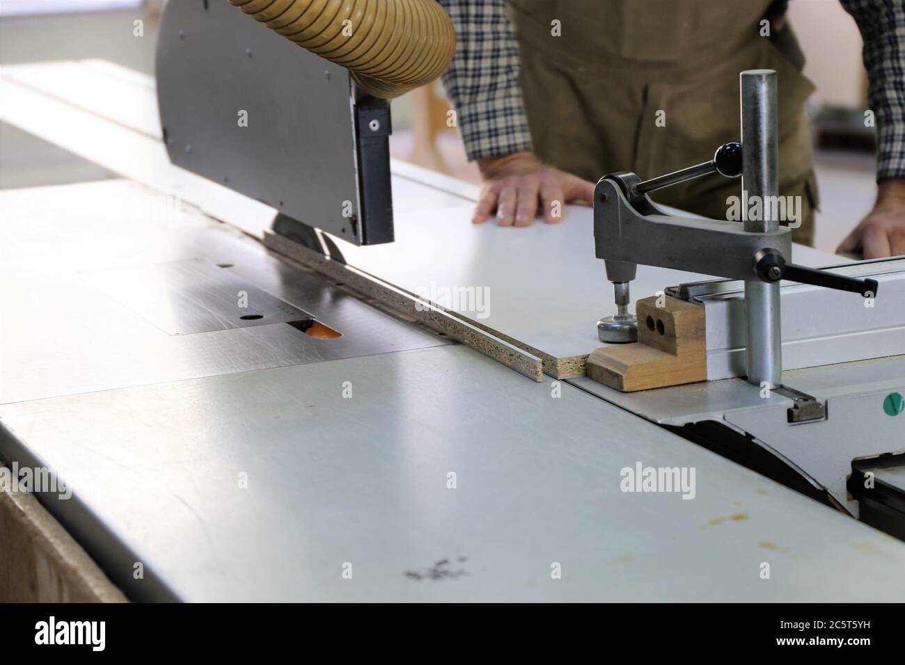 Schreiner bei der Arbeit in seiner Schreinerwerkstatt Stockfoto