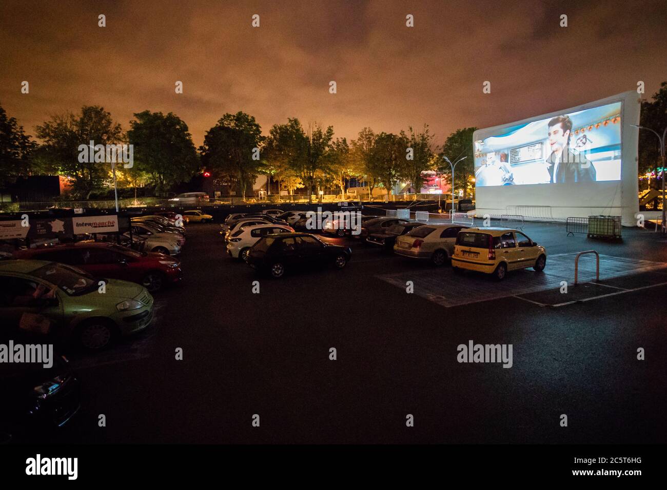 Paris, Frankreich. Juli 2020. Die Leute sehen einen Film in einem Drive-in-Theater, das von der Gemeinde Saint-Thibault-des-Vignes, einem Vorort von Paris, Frankreich, am 4. Juli 2020 organisiert wird. Der Drive-in-Film wird in Frankreich während der COVID-19 Pandemie populär. Quelle: Aurelien Morissard/Xinhua/Alamy Live News Stockfoto