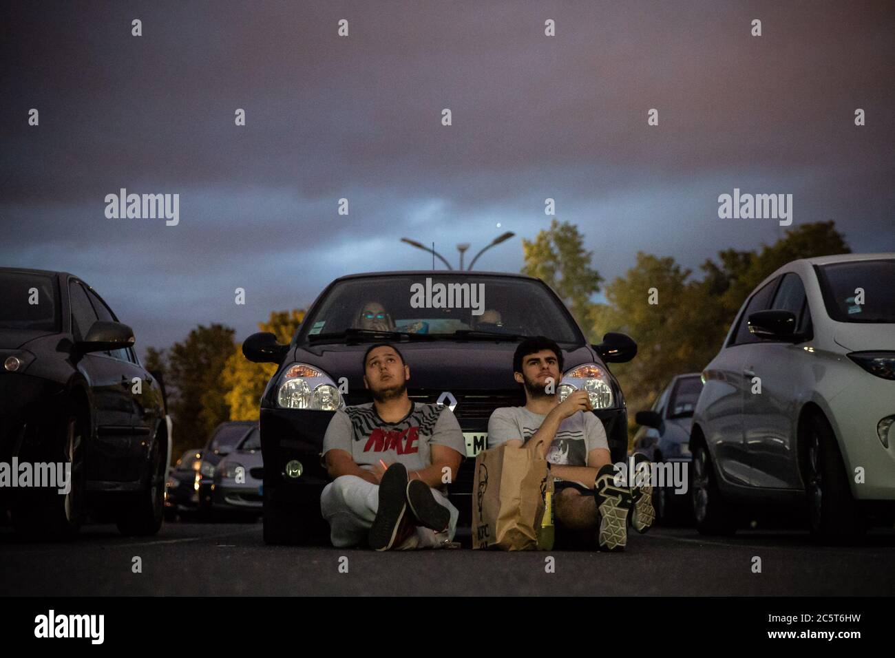 Paris, Frankreich. Juli 2020. Die Leute sehen einen Film in einem Drive-in-Theater, das von der Gemeinde Saint-Thibault-des-Vignes, einem Vorort von Paris, Frankreich, am 4. Juli 2020 organisiert wird. Der Drive-in-Film wird in Frankreich während der COVID-19 Pandemie populär. Quelle: Aurelien Morissard/Xinhua/Alamy Live News Stockfoto