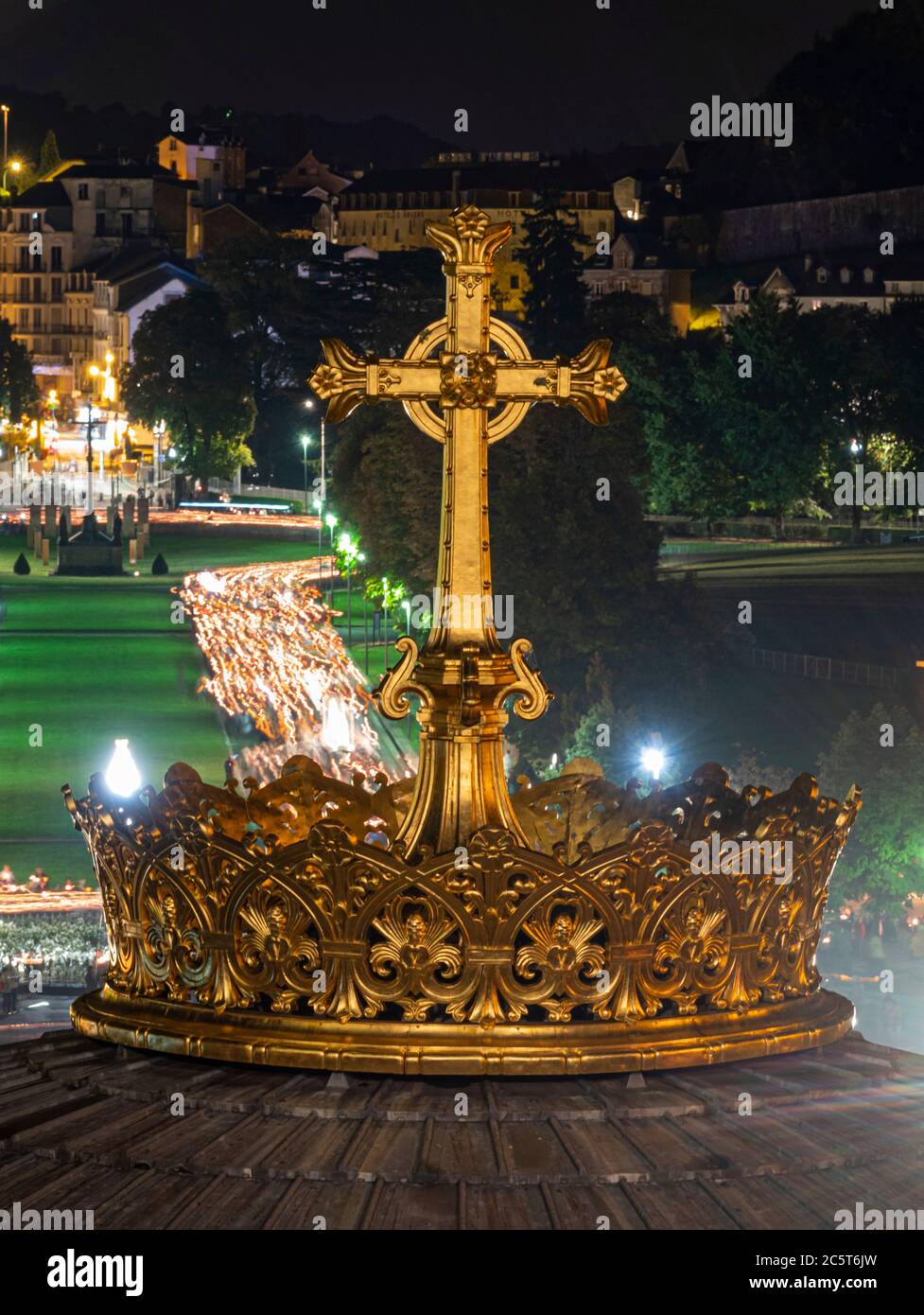 LOURDES, FRANKREICH - 14 2019. SEPTEMBER: Kreuz vor der Kerzenprozession, jede Nacht in Lourdes, Frankreich, Europa Stockfoto