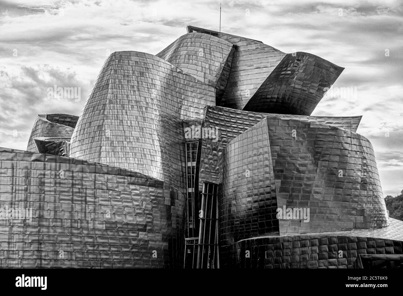 BILBAO, SPANIEN - 9. SEPTEMBER 2019: Detailansicht des Guggenheim Museums in Bilbao, Biskaya, Baskenland, Spanien Stockfoto