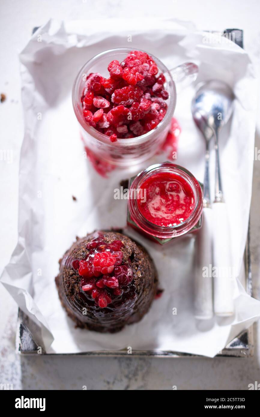 Schokolade Cupcake mit Himbeeren und Obstsoße.Holiday Dessert.Low Fett Lebensmittel und Süßigkeiten. Stockfoto