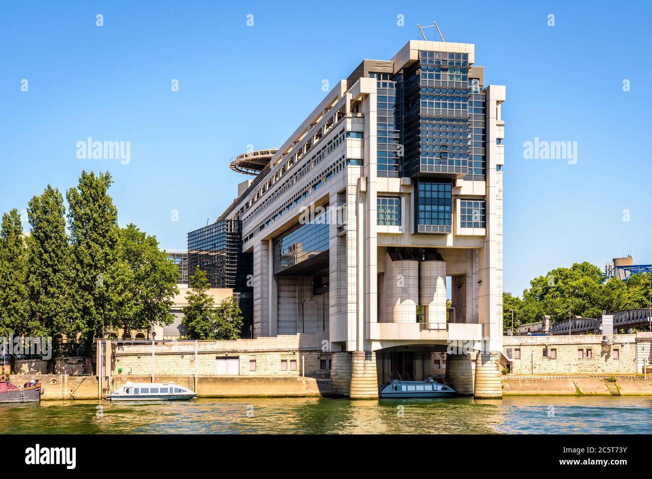 Blick auf die Südwestfassade des Colbert-Gebäudes in Paris, Frankreich, Sitz des Ministeriums für Wirtschaft und Finanzen, mit Blick auf die seine. Stockfoto