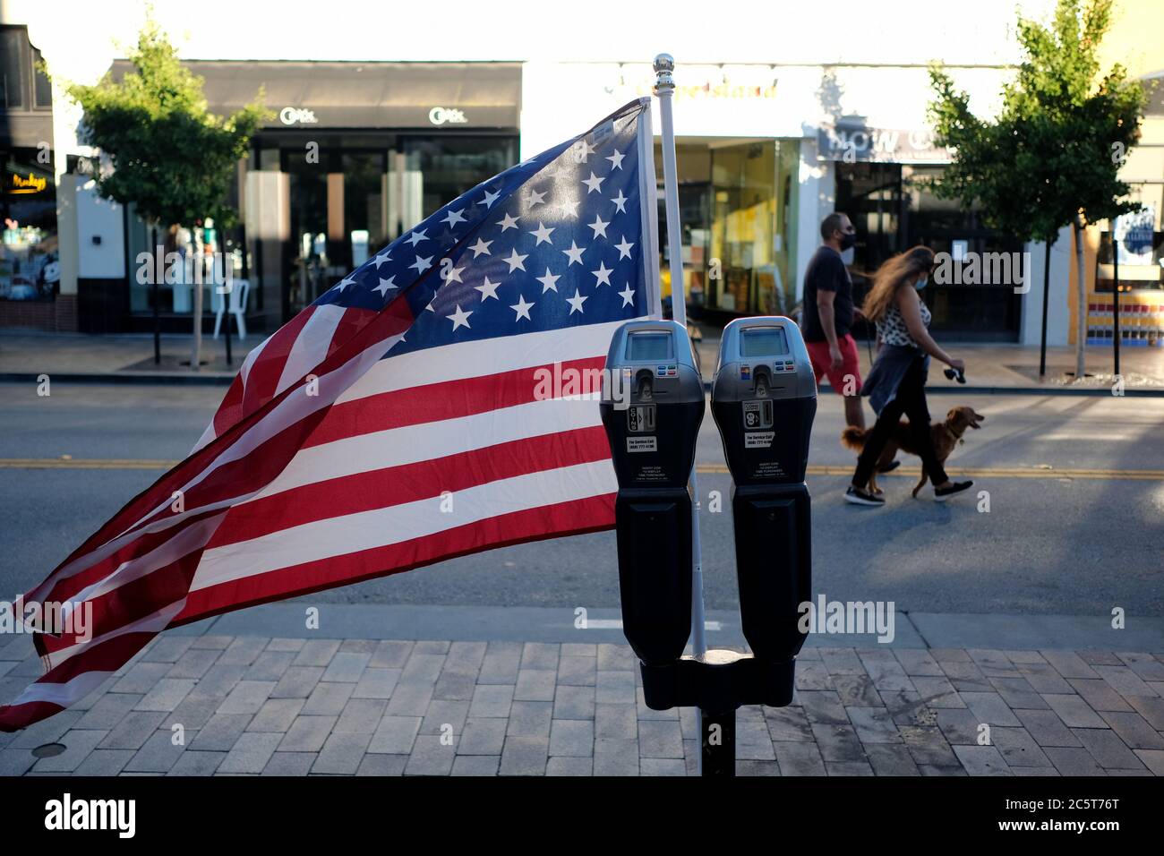 San Francisco, USA. Juli 2020. Menschen gehen auf der Straße in Burlingame, Kalifornien, USA, 4. Juli 2020. Die Zahl der COVID-19 Fälle in den Vereinigten Staaten überstieg am Samstag 2.8 Millionen und erreichte 2,808,003 ab 10:33 Uhr (1433 GMT), laut dem Center for Systems Science and Engineering (CSSE) an der Johns Hopkins University. Quelle: Li Jianguo/Xinhua/Alamy Live News Stockfoto