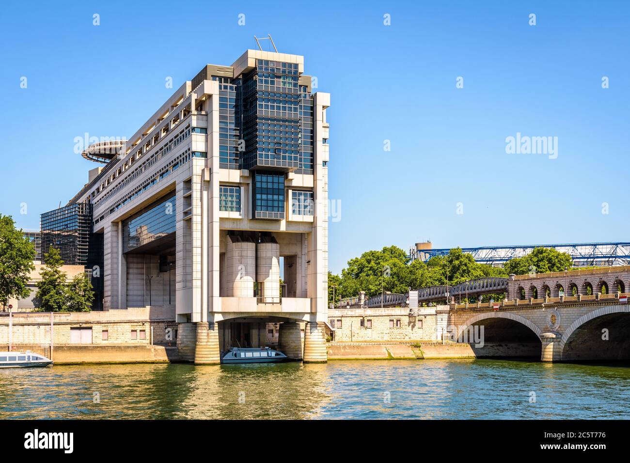 Südwestfassade des Colbert-Gebäudes in Paris, Frankreich, Sitz des Ministeriums für Wirtschaft und Finanzen, mit Blick auf die seine und Bercy-Brücke. Stockfoto