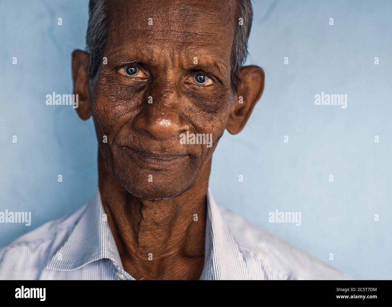 Porträt eines indischen älteren Mannes mit blauen Augen Stockfoto
