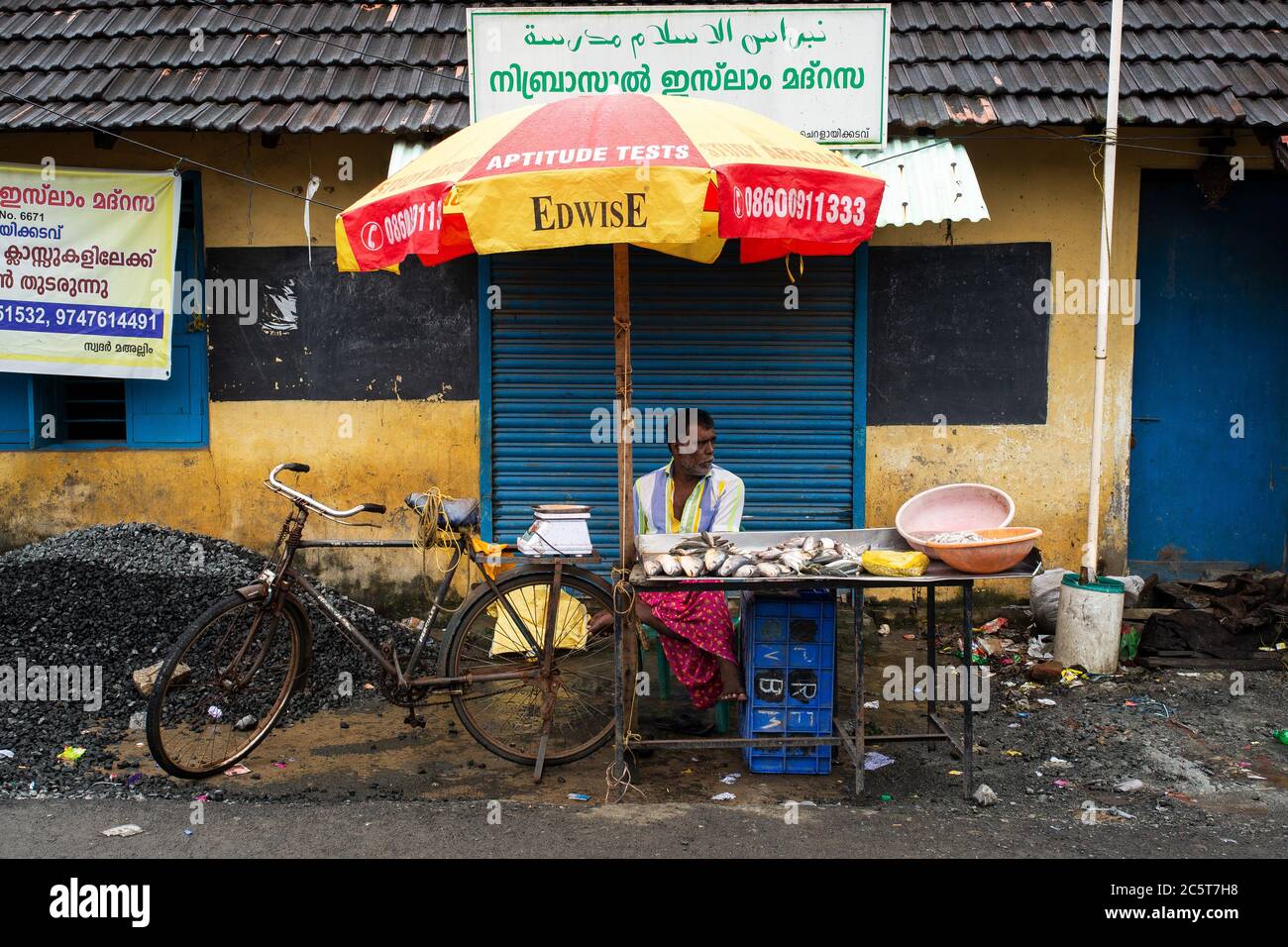 Fischverkäufer an einem Straßenstand, Fort Cochi, Kerala, Indien Stockfoto