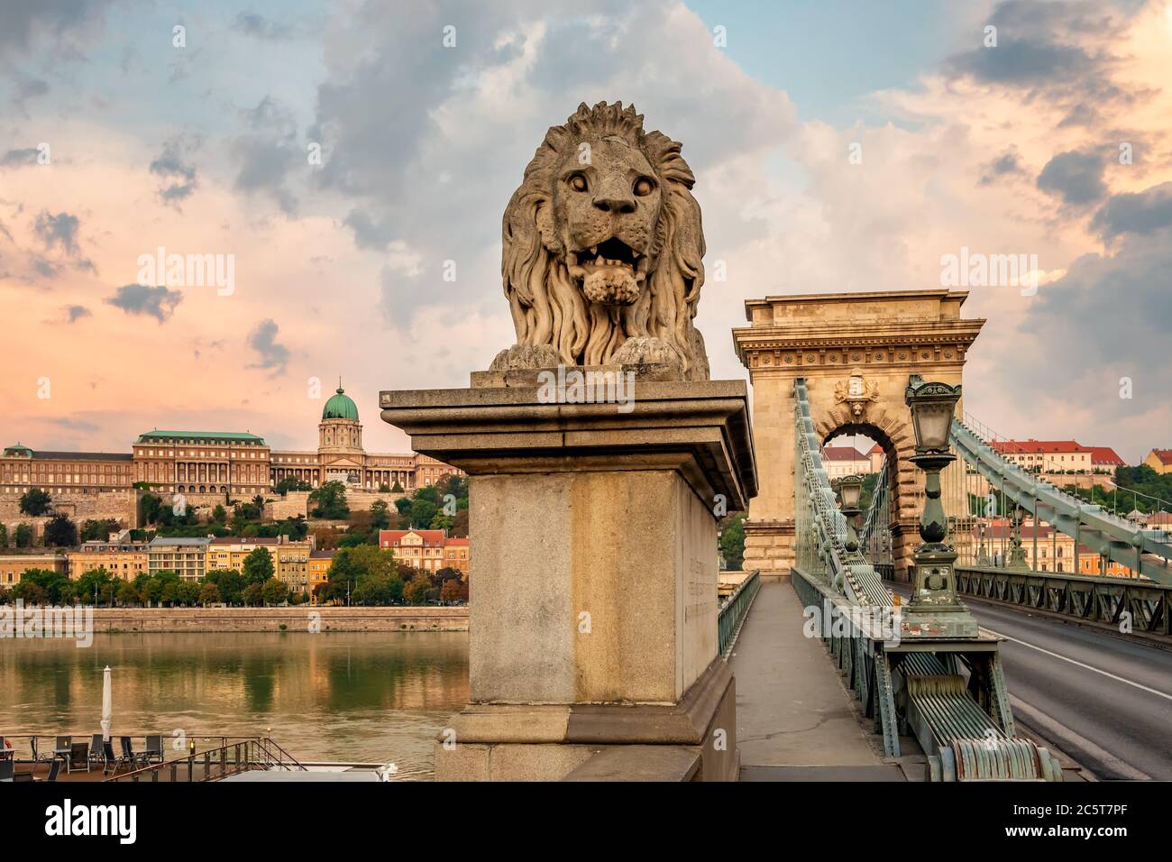 Kettenbrücke auf der Donau bei Sonnenaufgang in Budapest, Ungarn Stockfoto
