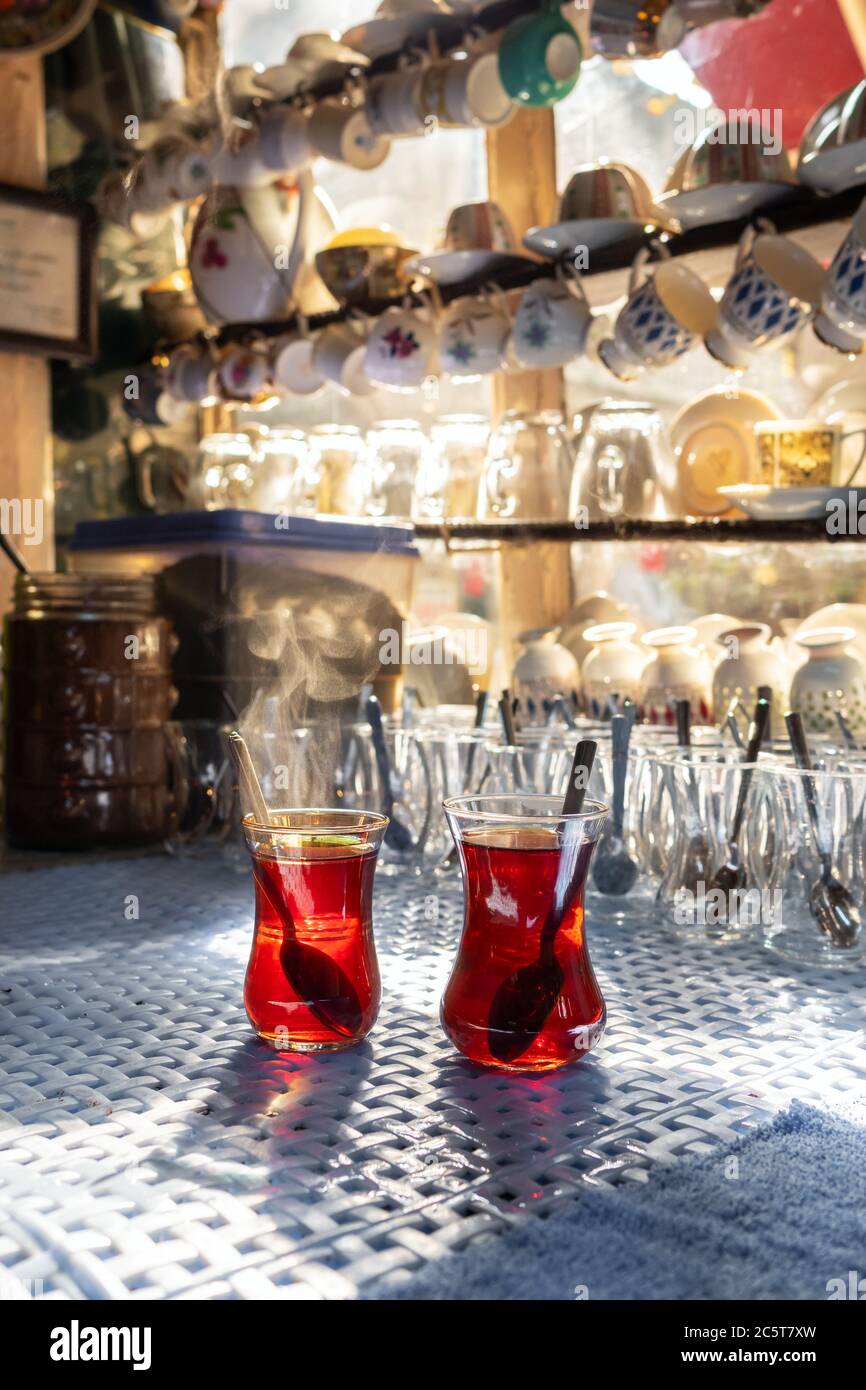 Teeladen in der Türkei. Zwei Gläser mit frischem türkischen Tee auf dem Tisch Stockfoto