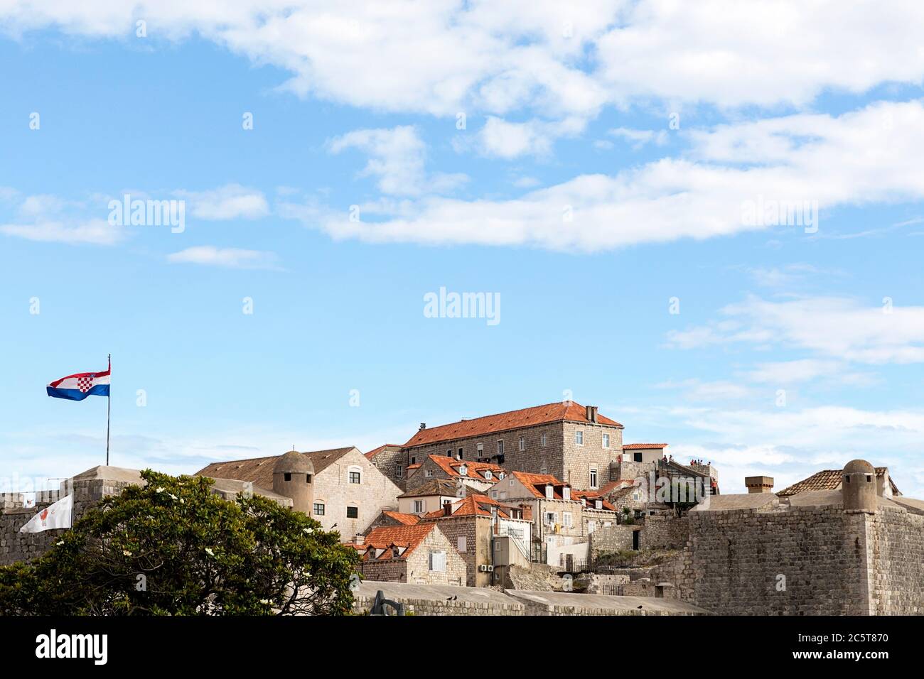 Historische Festungsmauer mit Flagge; Dubrovnik, Gespanschaft Dubrovnik-Neretva, Kroatien Stockfoto