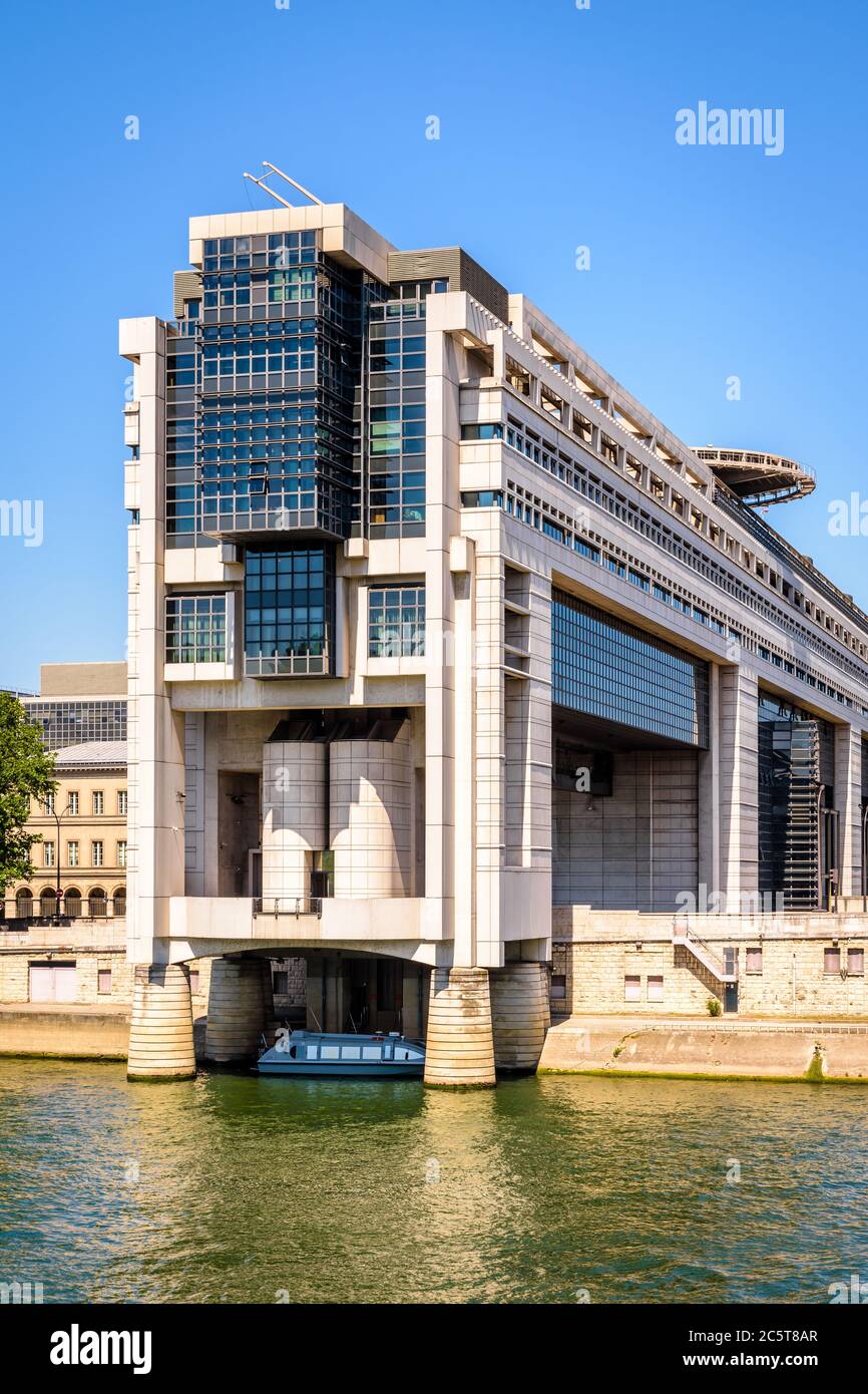 Blick auf die Südwestfassade des Colbert-Gebäudes in Paris, Frankreich, Sitz des Ministeriums für Wirtschaft und Finanzen, mit Blick auf die seine. Stockfoto