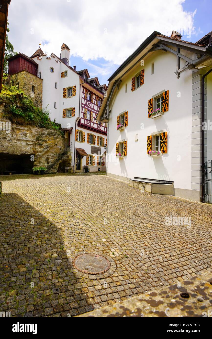 Ansicht des malerischen Hofes in Schloss Trostburg (Teufenthal), in Teufenthal, Kanton Aargau. Schweiz. Stockfoto