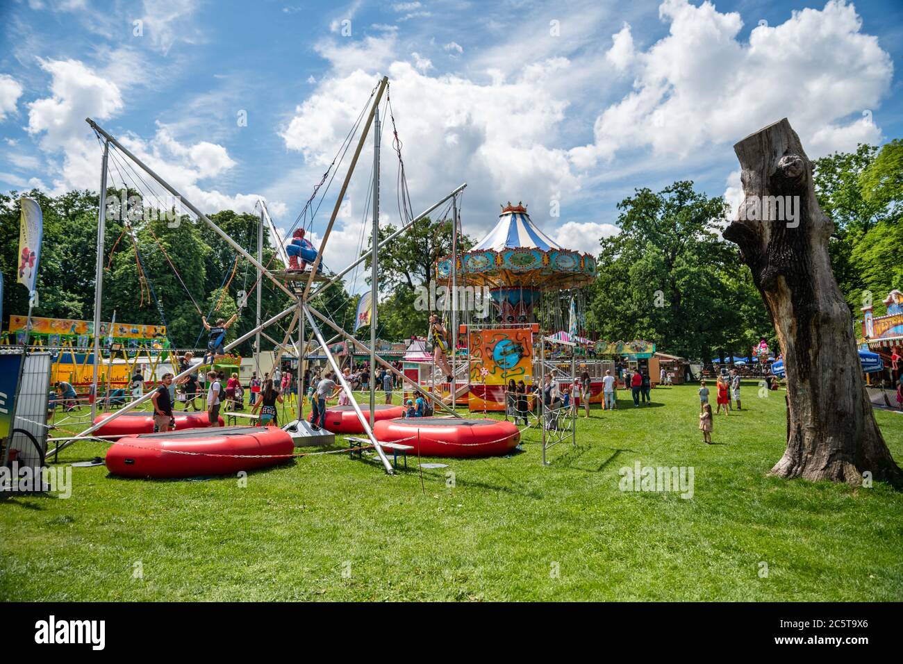 4. Juli 2020, MÃ¼nchen, Bayern, Deutschland: Das Magdalenenenfest im Hirschgarten München findet auf der grünen Wiese statt. Das öffentliche Fest, das eigentlich schon wegen Corona abgesagt wurde, darf nun mit einer Ausnahmegenehmigung und strengen Hygieneanforderungen beginnen. Das Magdalenenenfest ist ein alljährliches Sommerfest im Münchner Hirschgarten. ----------- das Magdalenenenfest im Hirschgarten MÃ¼nchen findet auf der grÃ¼nen Wiese statt. Das Volksfest, das eigentlich schon wegen Corona absagt war, darf nun doch mit einer Ausnahmegenehmigung und mit starken Hygieneauflagen starten. Stockfoto