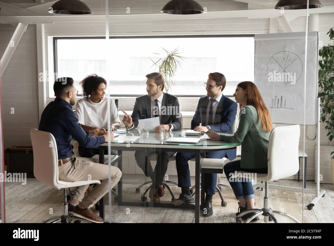 Multiethnische Mitarbeiter treffen sich in der Vorstandsetage zum Brainstorming Stockfoto