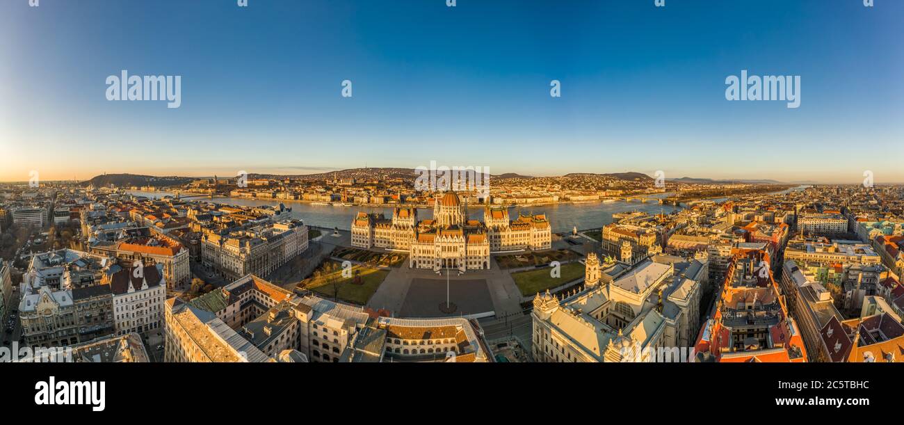 Panorama-Luftdrohne Aufnahme der Ostseite Fassade des ungarischen Parlaments Kossuth Platz während Budapest Sonnenaufgang Stockfoto