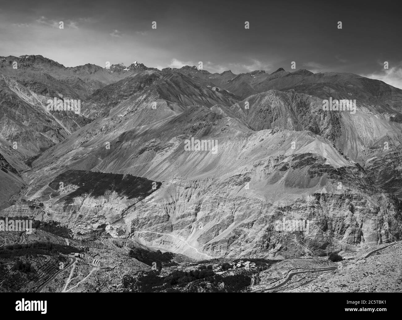 Erhöhte Sicht auf den Himalaya und das Flusstal einschließlich kurvenreicher Straße im Sommer nahe Nako, Himachal Pradesh, Indien. Stockfoto