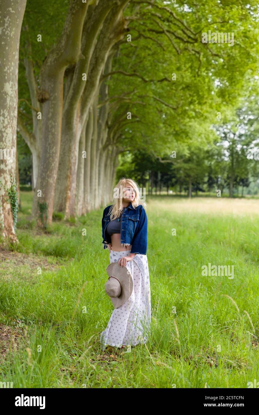 Schöne junge blonde Frau, Wandern in der Natur im Sommer. Stockfoto