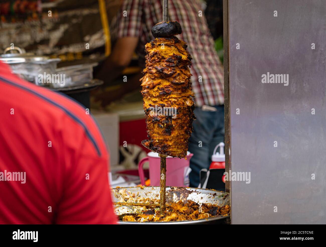 Huhn in einem rotierenden Spieß gegrillt, um ein nahöstliches Essen namens Shawarma zu servieren Stockfoto