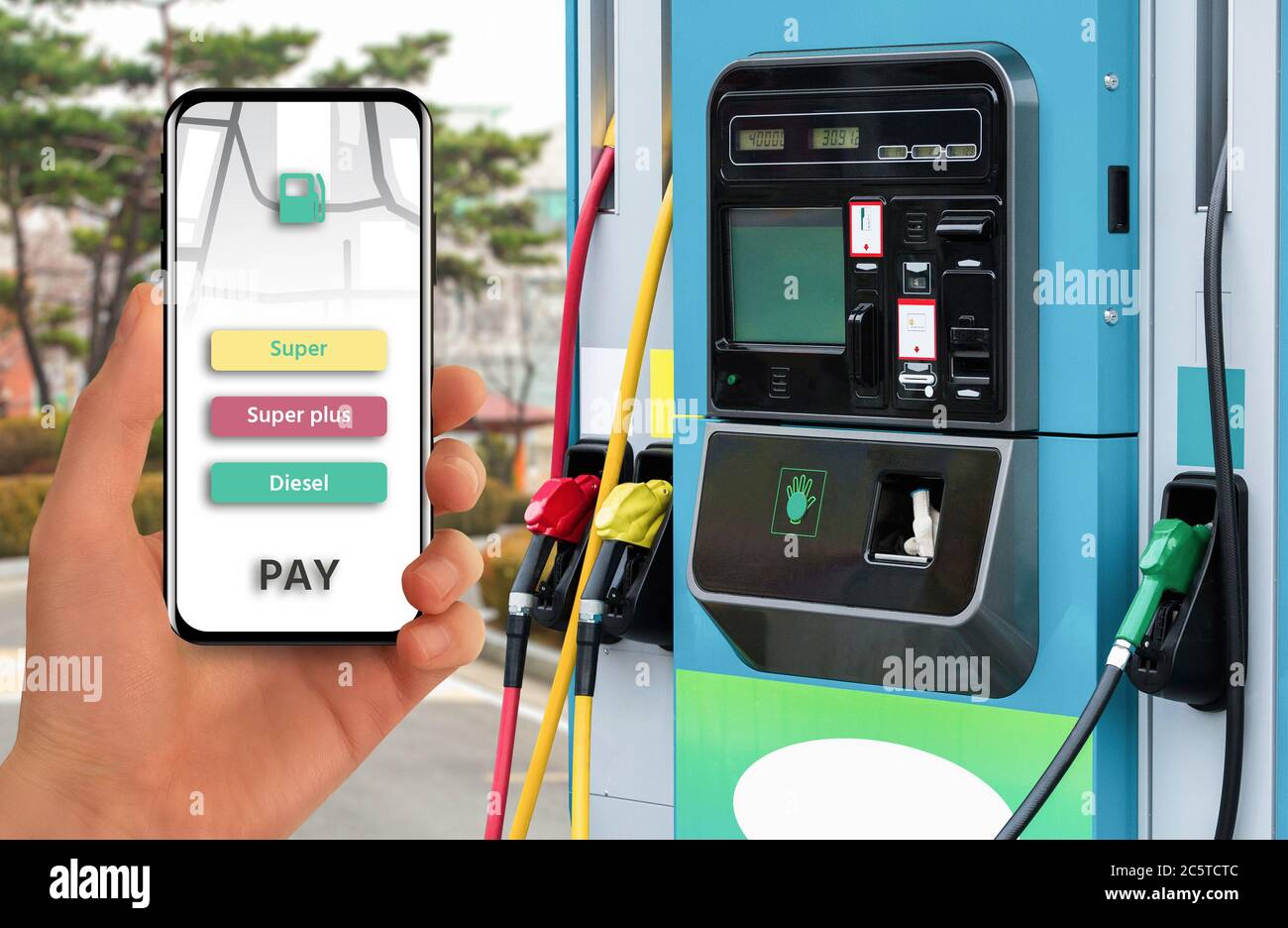 Mobile Anwendung für kontaktloses Bezahlen an einer Tankstelle Stockfoto
