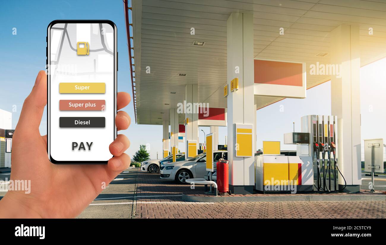 Mobile Anwendung für kontaktloses Bezahlen an einer Tankstelle Stockfoto