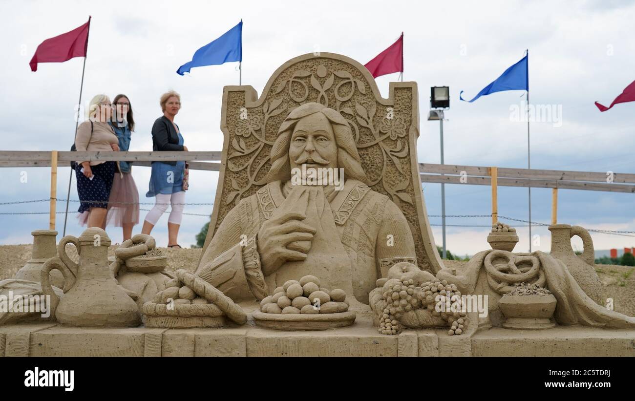 Jelgava, Lettland. Juli 2020. Besucher besuchen den Sandskulpturen-Park in Jelgava, Lettland, 4. Juli 2020. Quelle: Janis/Xinhua/Alamy Live News Stockfoto