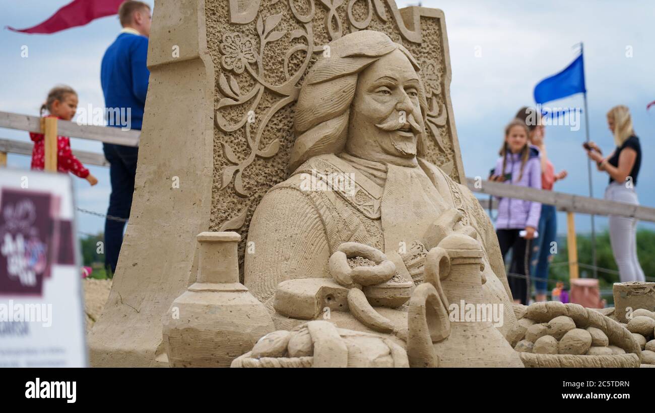Jelgava, Lettland. Juli 2020. Besucher besuchen den Sandskulpturen-Park in Jelgava, Lettland, 4. Juli 2020. Quelle: Janis/Xinhua/Alamy Live News Stockfoto