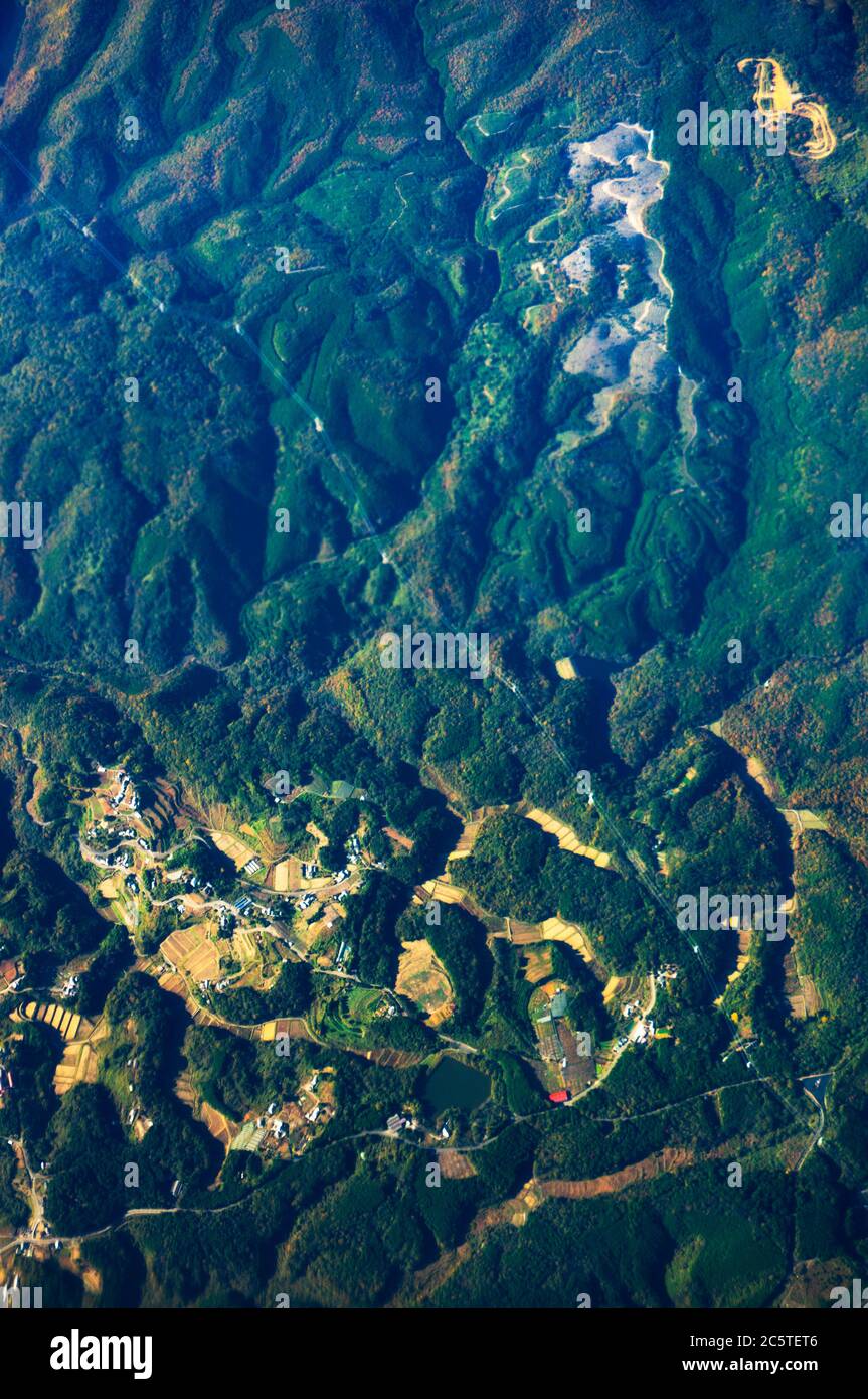 Japanische Berge und weiter und Dörfer aus dem Himmel Stockfoto