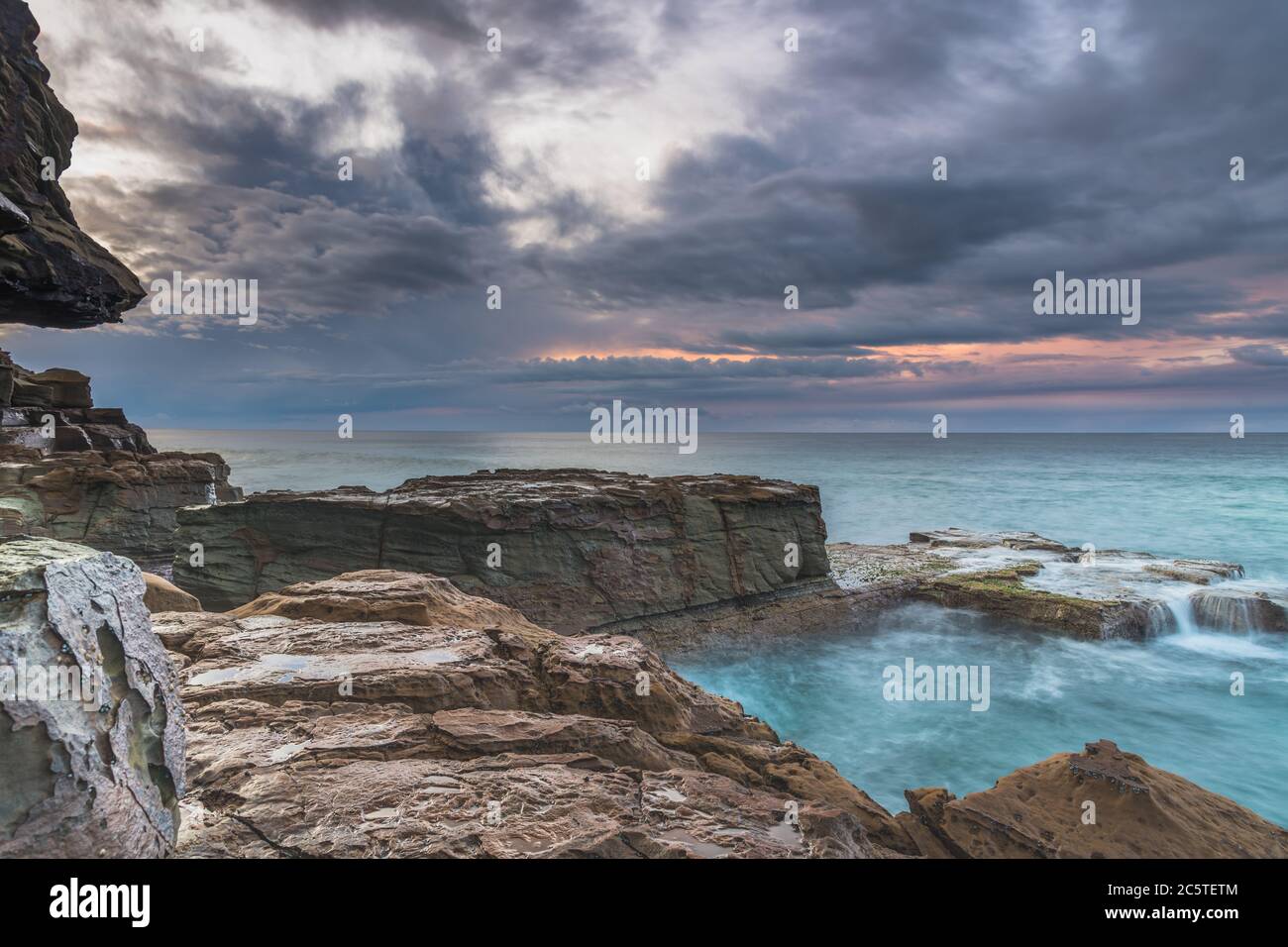 Bedecktem Sonnenaufgang Seascape von North Avoca Beach an der Central Coast, NSW, Australien. Stockfoto