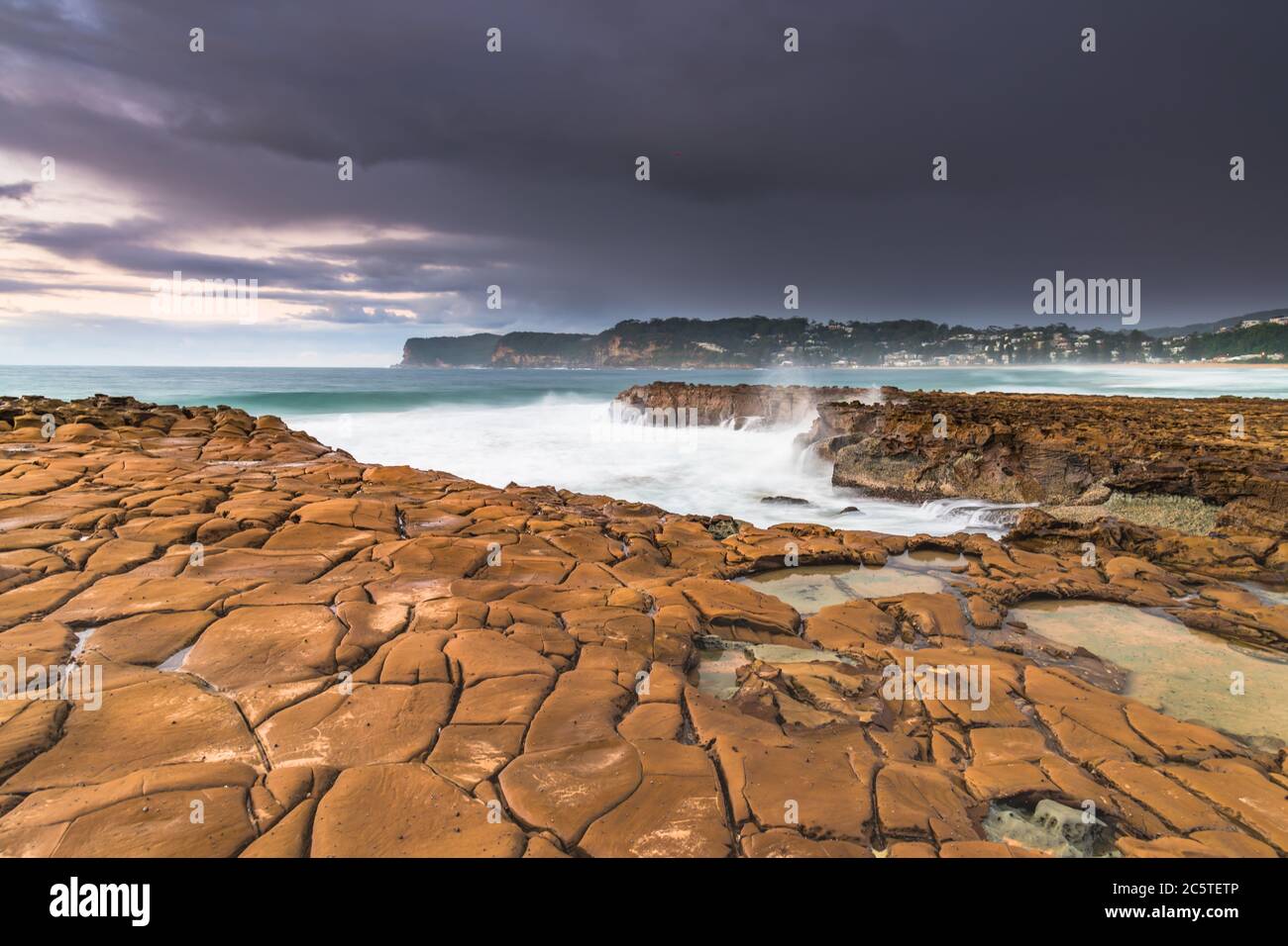 Wolkiger Sonnenaufgang vom North Avoca Beach an der Central Coast, NSW, Australien. Stockfoto